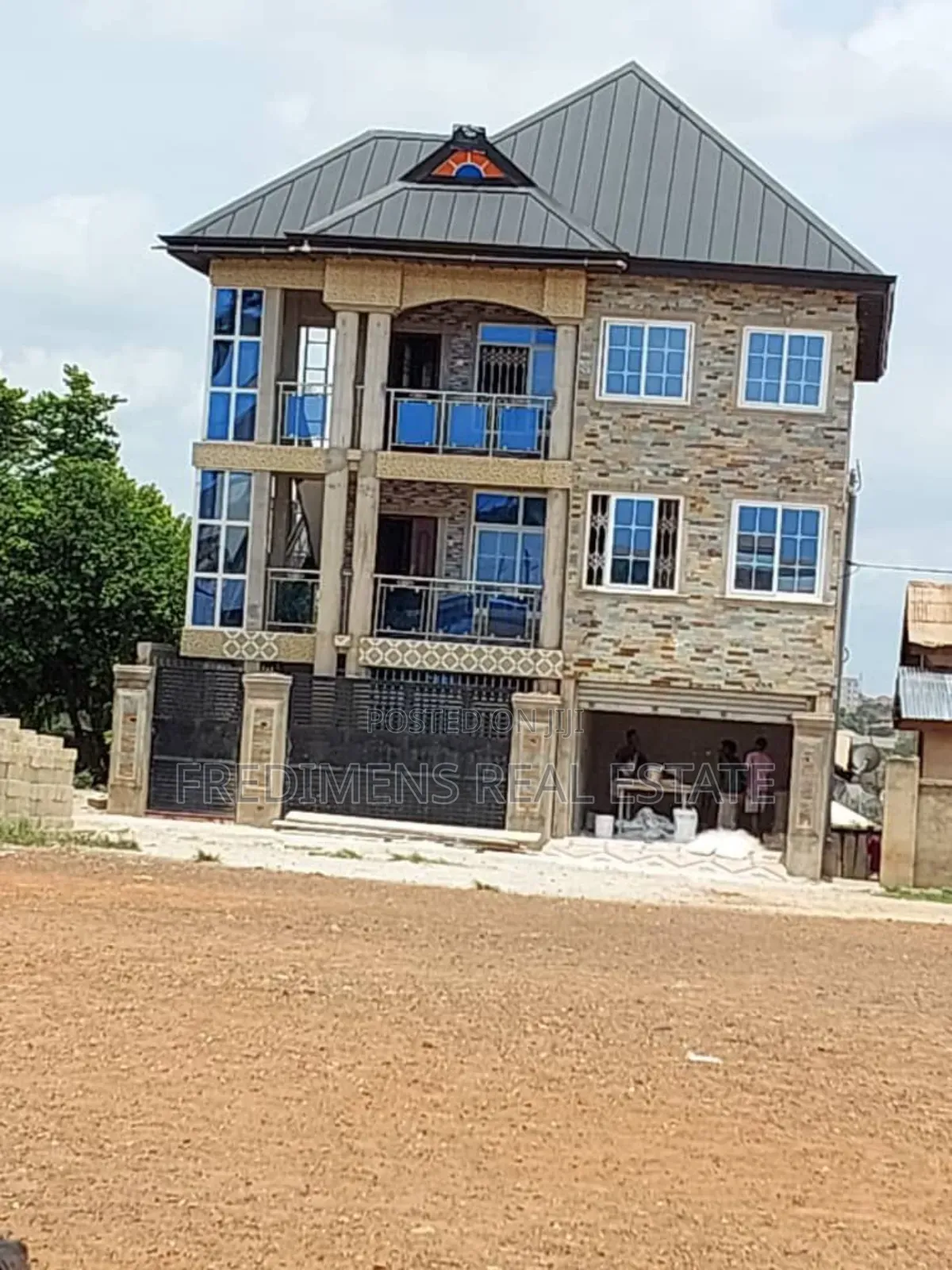 8bdrm House in Fredimens Real, Kumasi Metropolitan for sale - 8 bedroom House in Ashanti, Kumasi Metropolitan - Sale