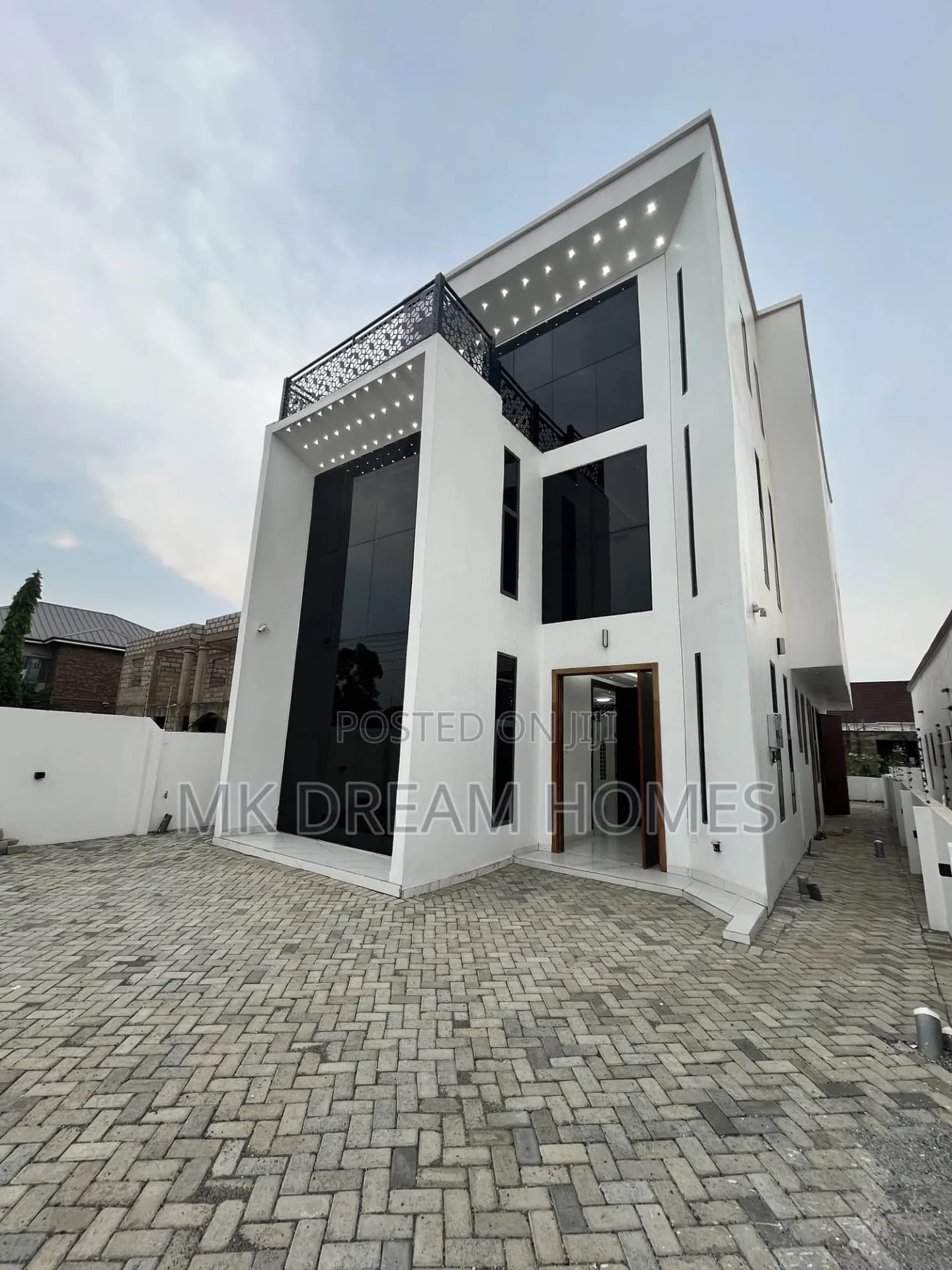6bdrm Mansion in School Junction for sale - 6 bedroom House in Greater Accra, Ashaley Botwe, Ashaley Botwe School Junction - Sale