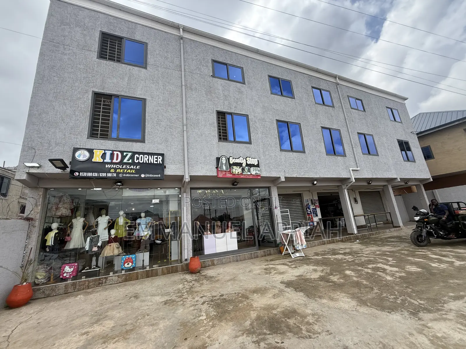 5 Stores and Apt for Sale at Ga Ablekuma Odumase - Commercial in Greater Accra, Ablekuma - Sale