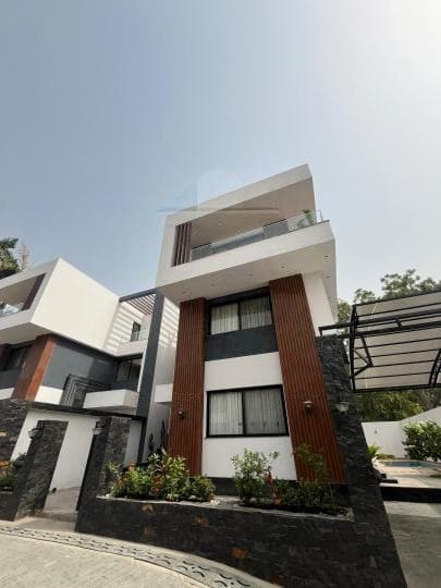 5 bedroom furnished townhouse for sale at Cantonments - 5 bedroom House in Cantonments - Sale
