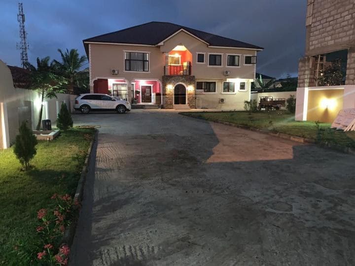 8 bedroom house for sale at Spintex - 8 bedroom House in Spintex - Sale