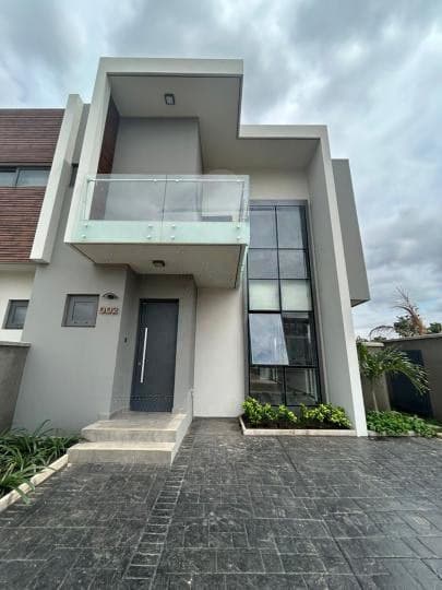 3 bedroom house for rent at Oyarifa school junction. Semi-detached. Gated community, pool and games park an - 3 bedroom House in Oyarifa school junction. Semi-detached. Gated community, pool and games park an - Rent