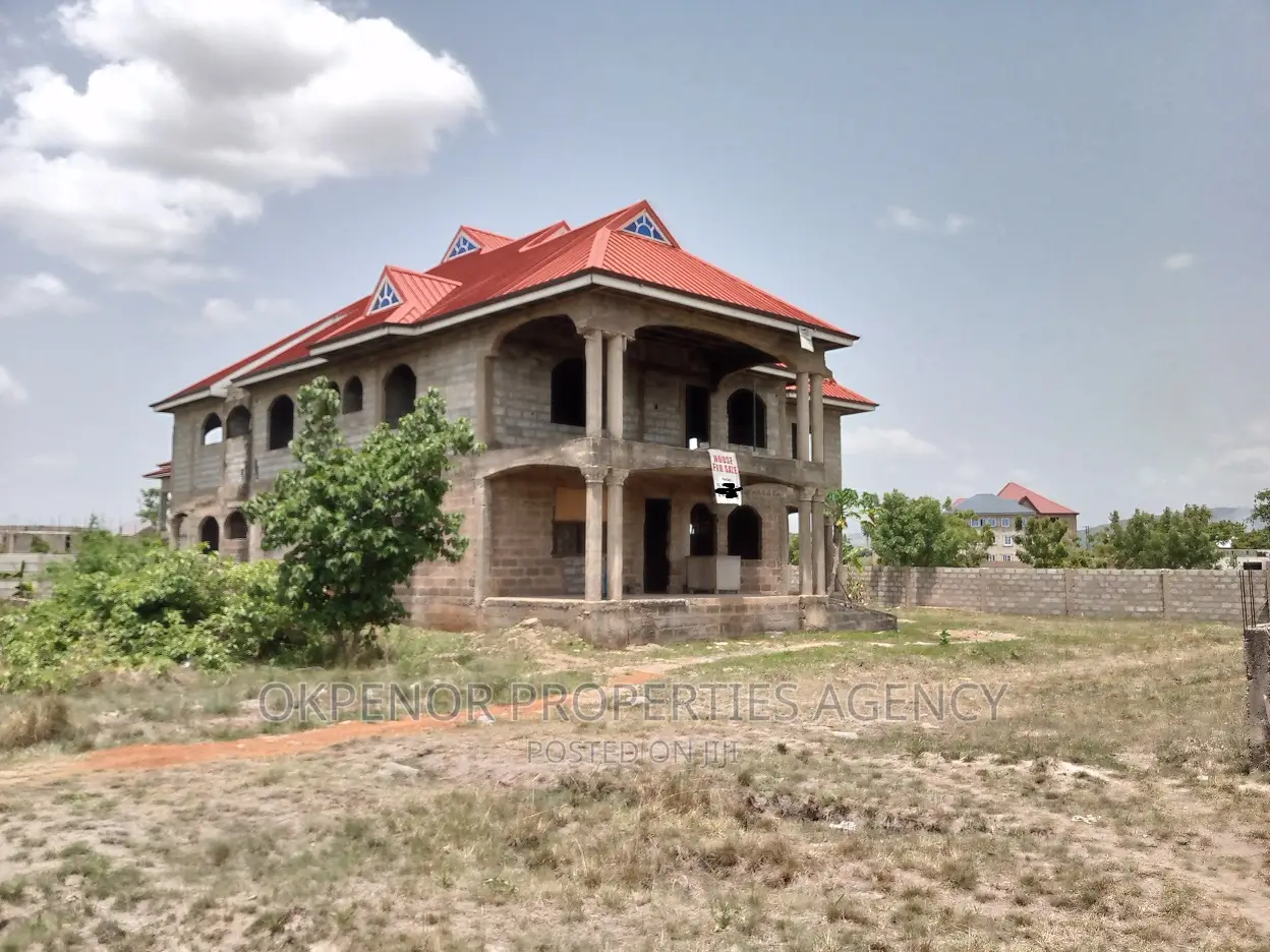 7bdrm House in Oyibi, Tema Metropolitan for sale - 7 bedroom House in Greater Accra, Tema Metropolitan - Sale