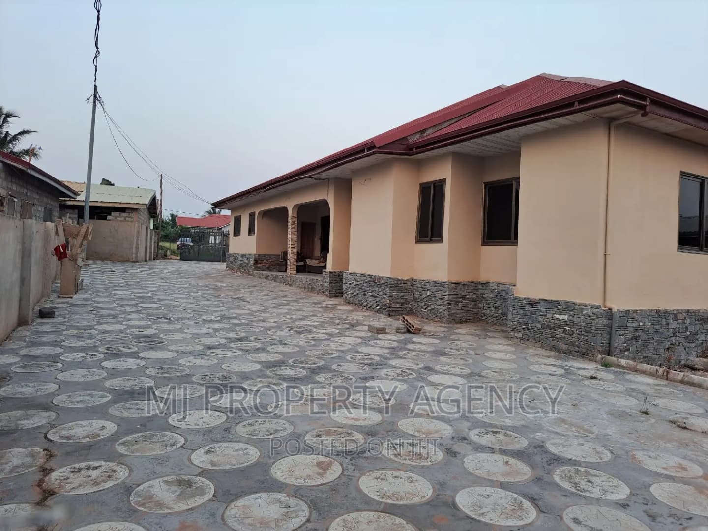 5bdrm House in Dawhenya, Tema Metropolitan for sale - 5 bedroom House in Greater Accra, Tema Metropolitan - Sale