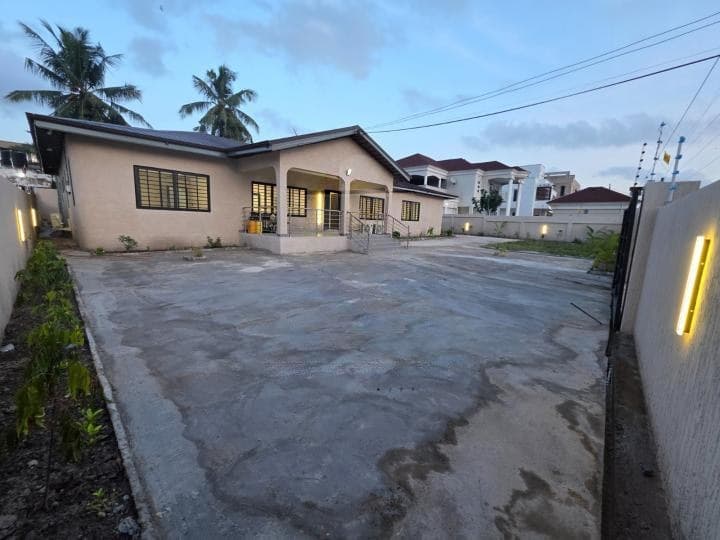 5 bedroom house for rent at Tse Addo - 5 bedroom House in Tse Addo - Rent