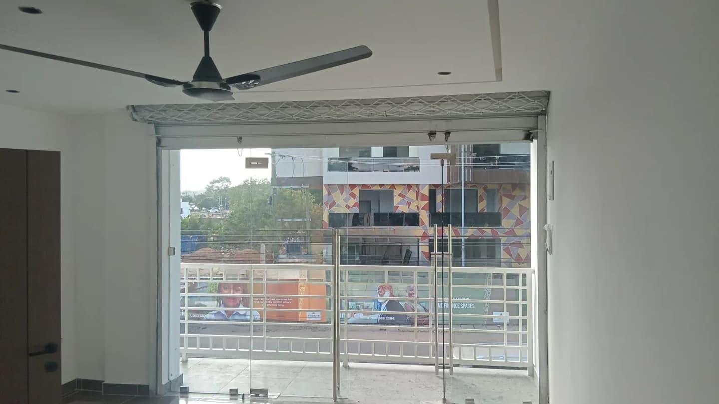 Shop Office Room Flats With Solar Power AC 65 Sqre Metres East Legon - Commercial in Greater Accra, East Legon, Boundary Road Area - Rent