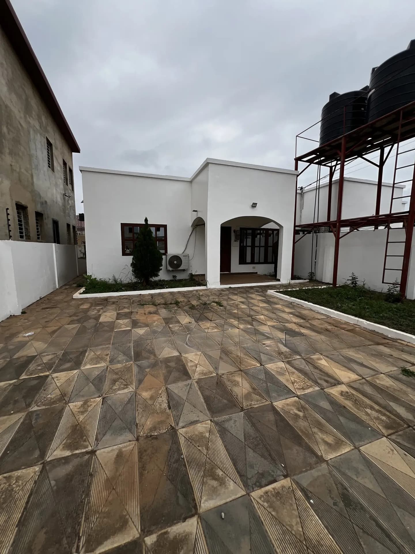 3bdrm House in Lakeside Estate, Ashaley Botwe for sale - 3 bedroom House in Greater Accra, Ashaley Botwe - Sale